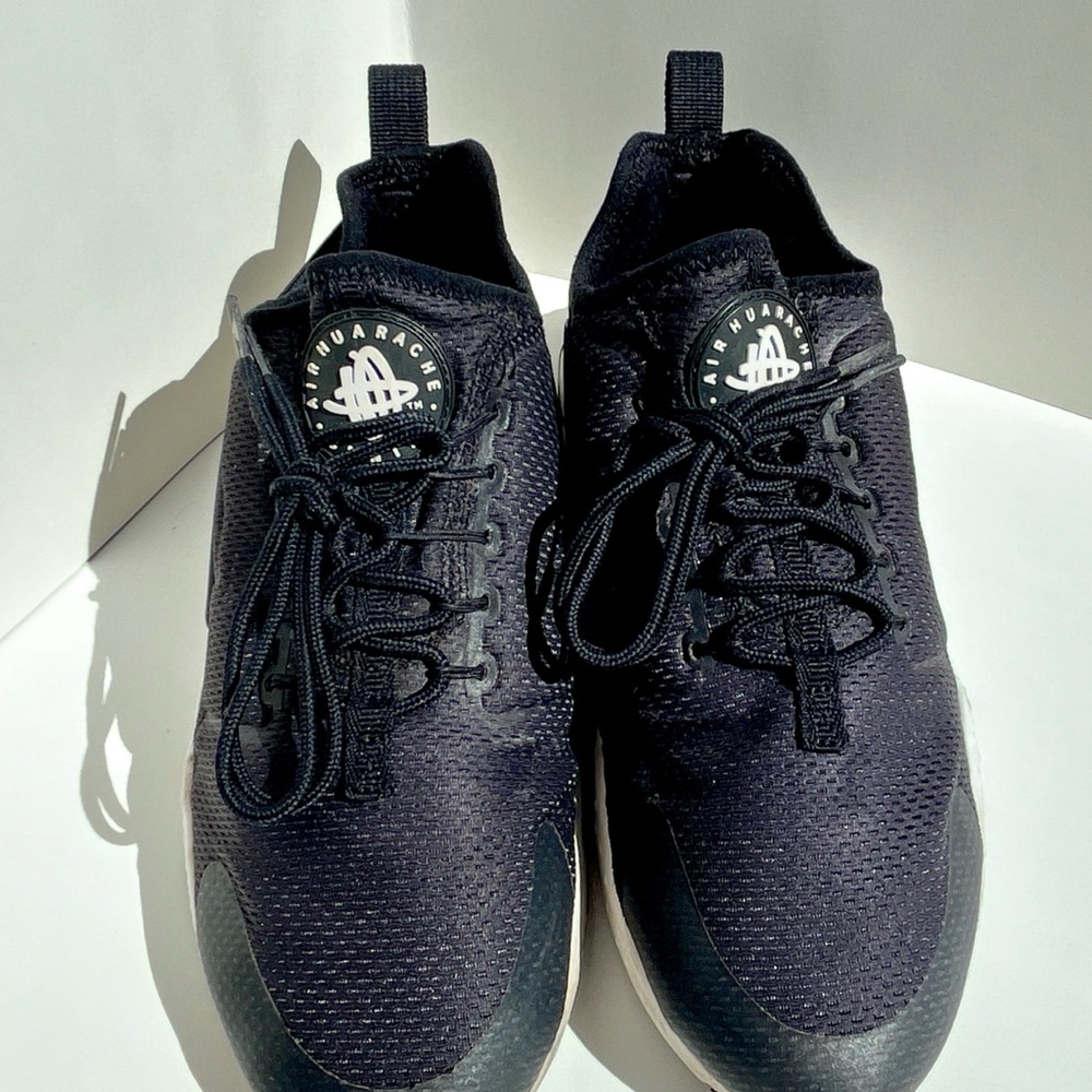 Nike Air Huarache Sleek Black Sneakers with Modern Design and Breathable Fabric